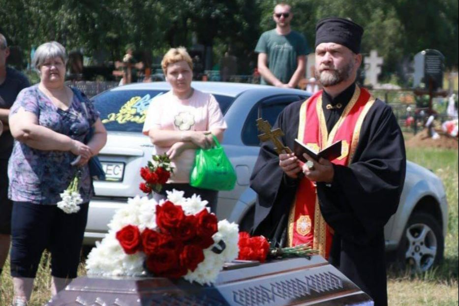 Padre Ivan Vasylenko mentre celebra un funerale a Myrnohrad, la città della regione di Donetsk assediata dai russi