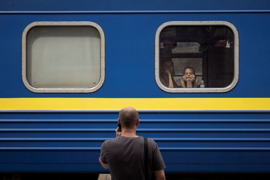 Gli addii degli evacuati alla stazione di Pokrovsk verso cui avanza l'esercito russo nella regione di Donetsk