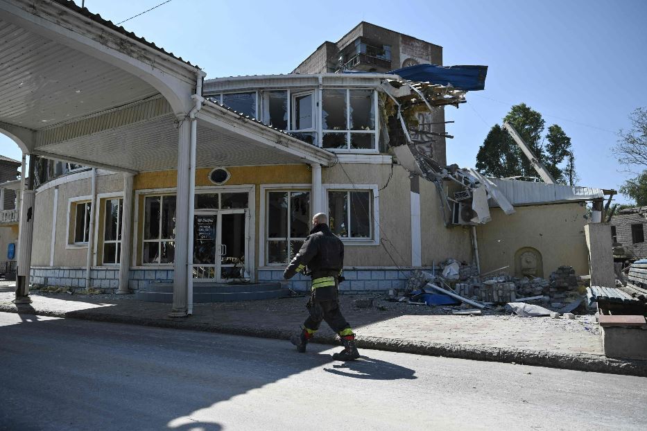 L'albergo a Kramatorsk bombardato dai russi dove è morto un giornalista