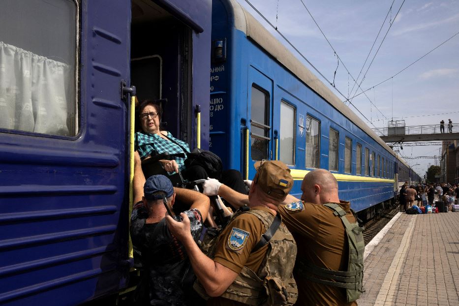 L'evacuazione dei malati dal distretto di Pokrovsk verso cui avanza l'esercito russo nella regione di Donetsk