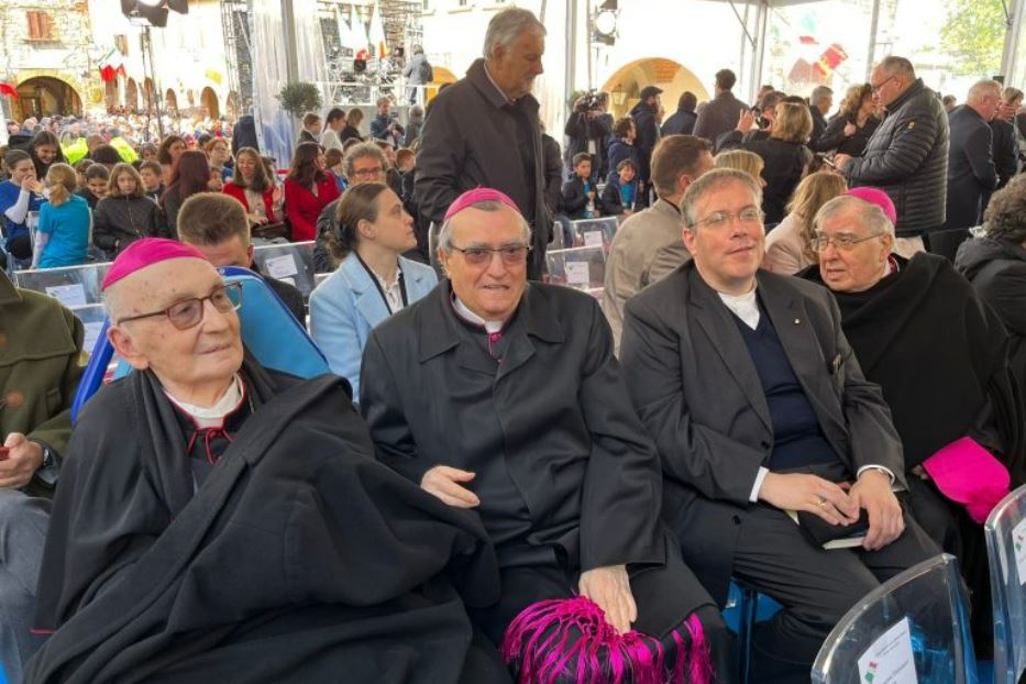 Il vescovo Luciano Giovannetti (a sinistra) alla commemorazione della strage nazista di Civitella in Val di Chiana lo scorso 25 aprile con il capo dello Stato