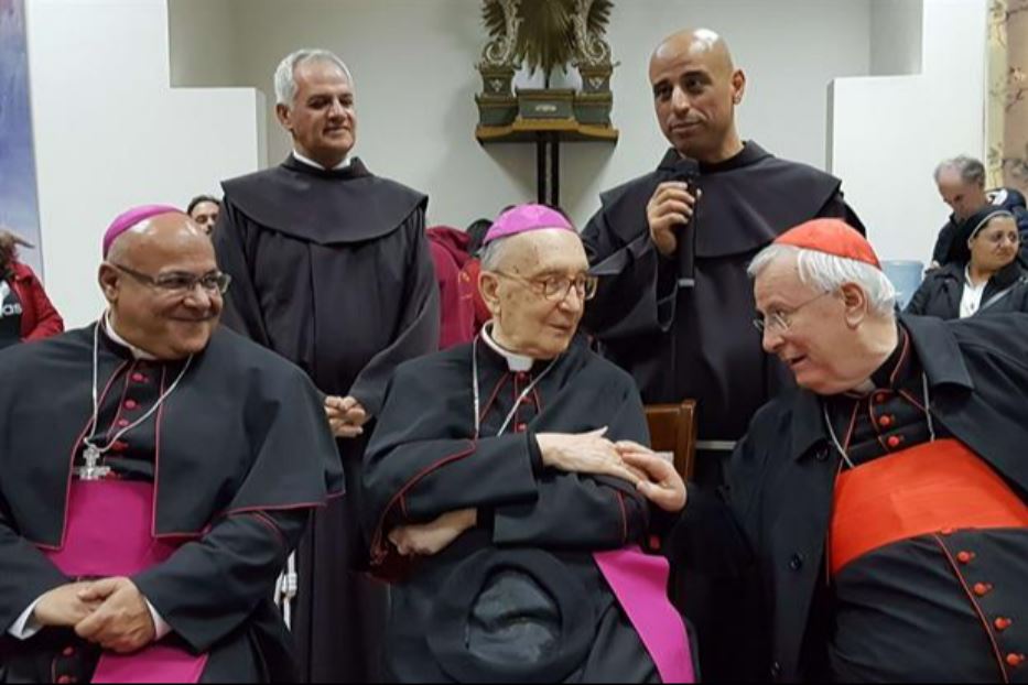 Il vescovo Luciano Giovannetti (al centro) con il cardinale Gualtiero Bassetti (a destra)