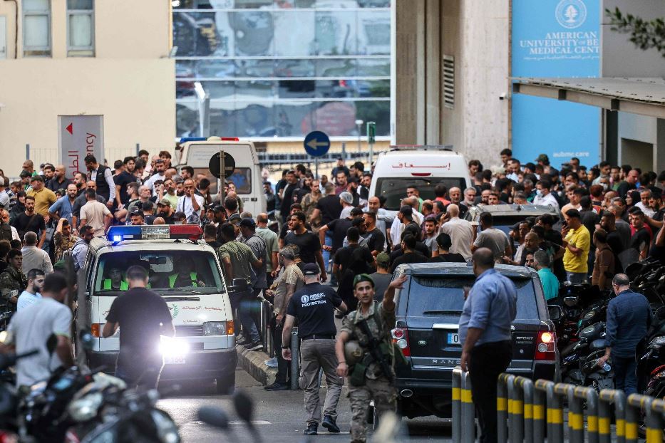 Ambulanze circondate da persone all'ingresso dell'American University of Beirut Medical Center, dopo che le esplosioni hanno colpito luoghi in diverse fortezze di Hezbollah