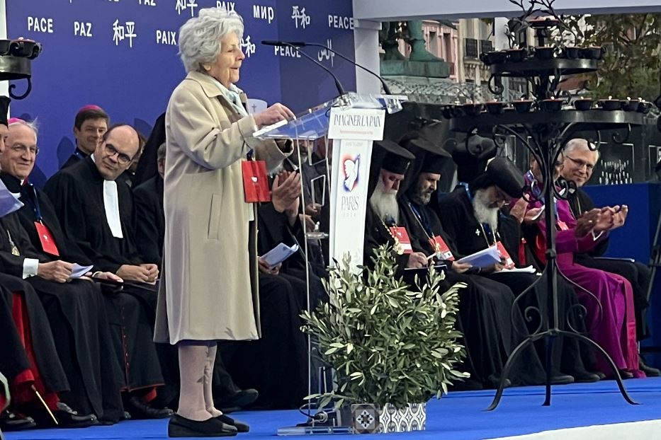 Gilberte Fournier, 93 anni, testimone di guerra che è intervenuta all'incontro per la pace di Parigi