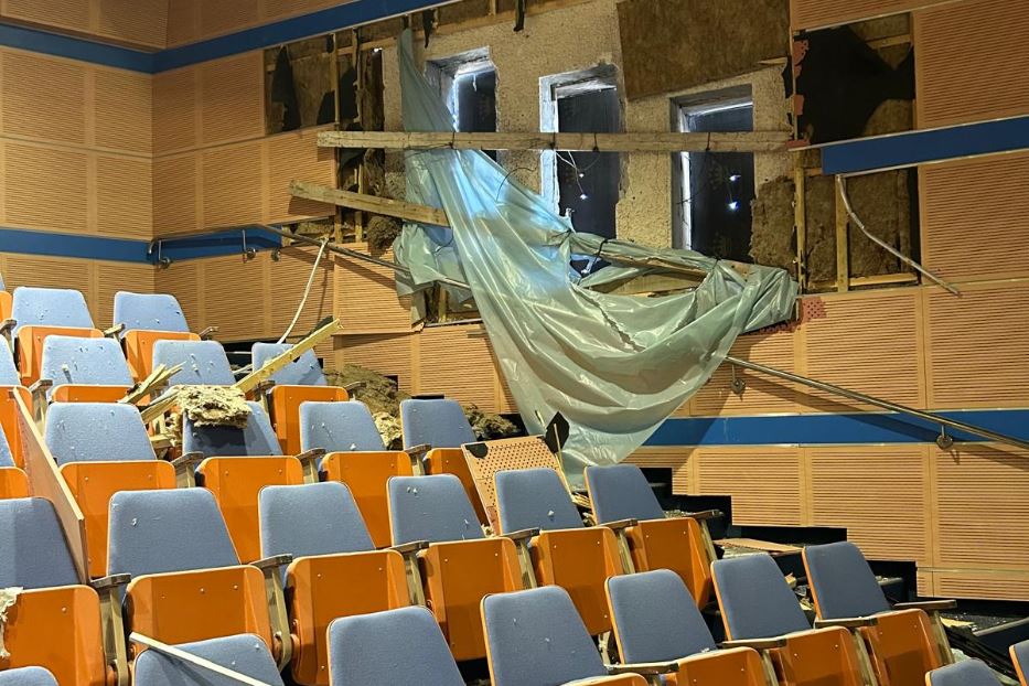 Anche l'auditorium di Sasa, dove si tenevano le lezioni del Teatro Arcobaleno, è danneggiato da mesi