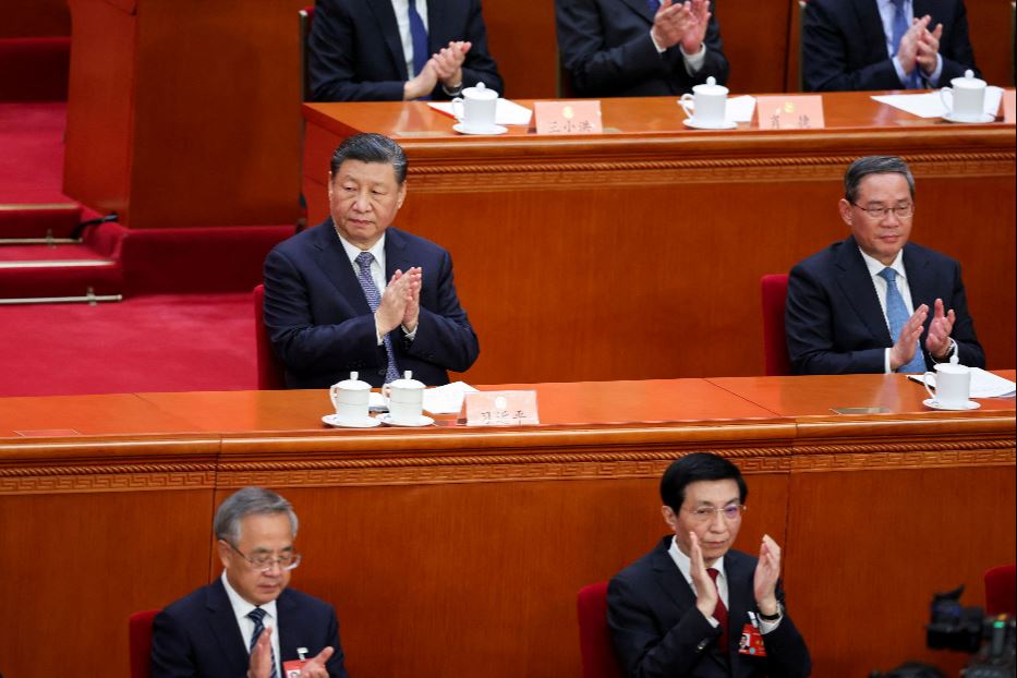 Il presidente cinese Xi Jinping (nella fila di mezzo a sinistra) con il premier Li Qiang