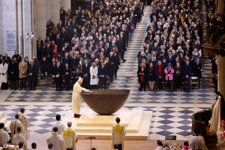 Un momento della consacrazione del nuovo altare nella cattedrale di Notre-Dame