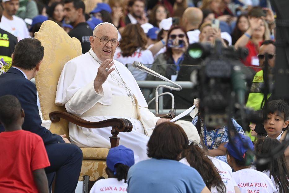 Il Papa in dialogo coi bimbi all'Olimpico