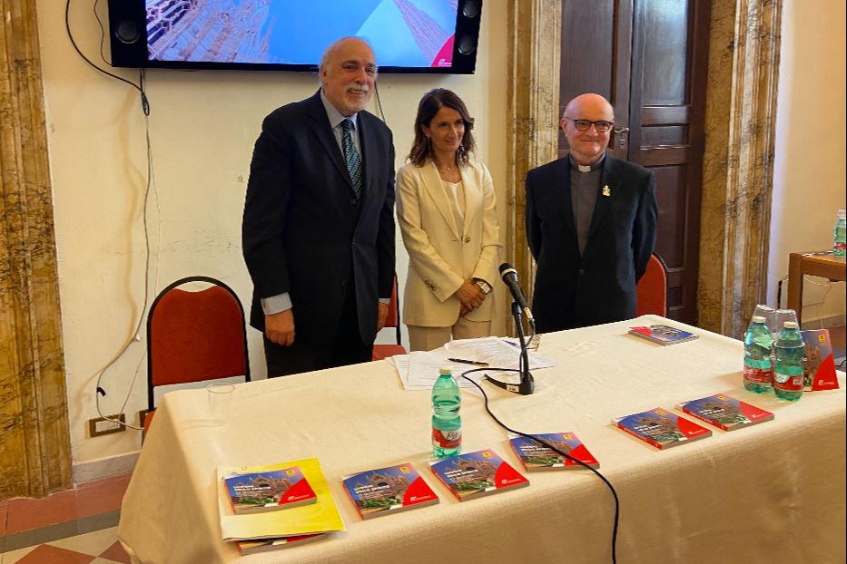 La presentazione del libro di viaggio 'Luoghi dello Spirito' a Roma. Da sinistra Carlo Munns, Maria Annunziata Giaconia e Don Remo Chiavarini