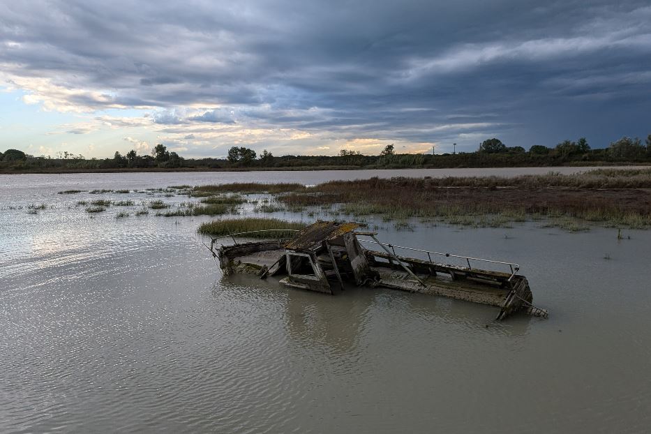 Il relitto abbandonato nel fiume Tagliamento dal comandante Tempo