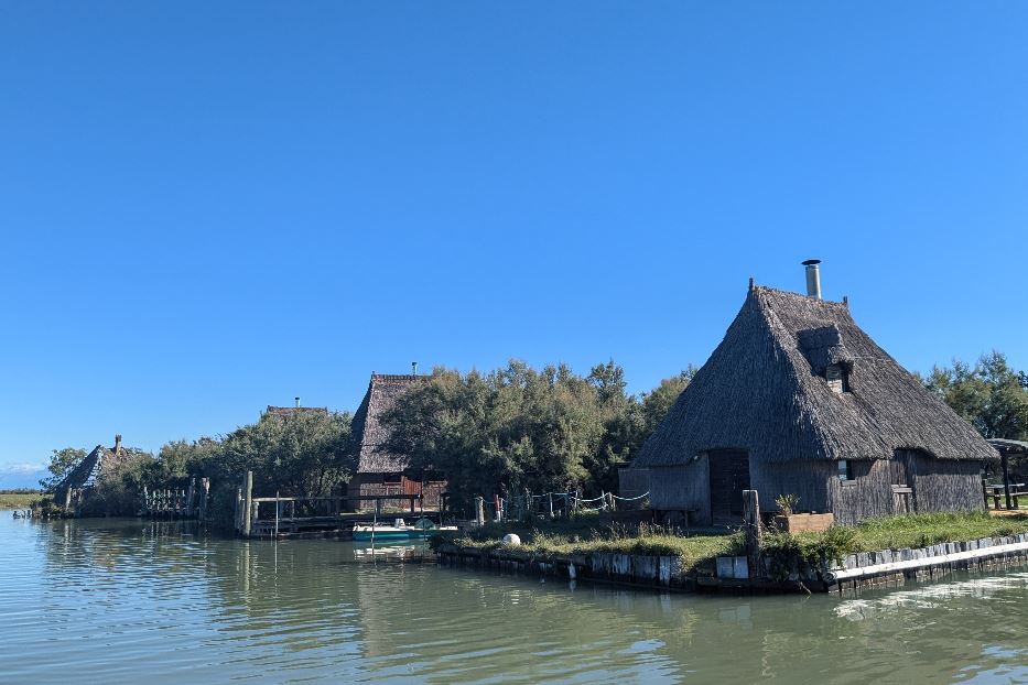 Il villaggio dei casoni nella laguna di Marano, a cui si può accedere in barca, volendo anche caricandovi sopra la propria bicicletta