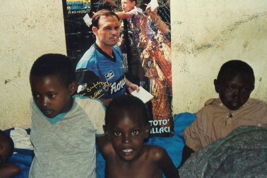 Luglio 1994, orfanotrofio di Nyanza: piccoli ruandesi amputati nel genocidio. Sulla parete il poster di Totò Schillaci