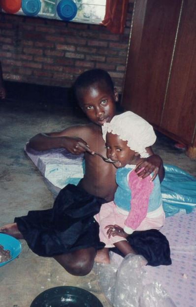 Nella follia degli adulti, i piccoli orfani ruandesi si aiutano tra loro. Nyanza luglio 1994