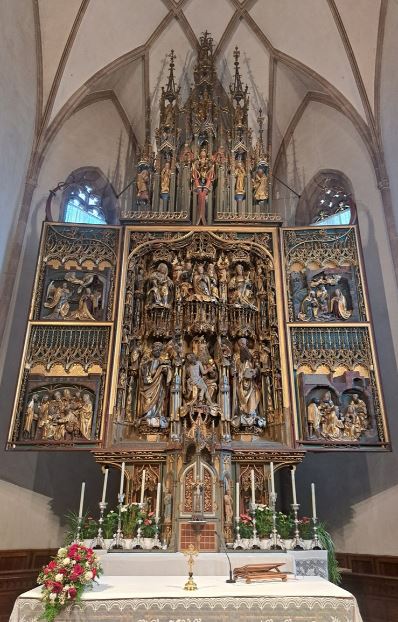 L'imponente altare ligneo intagliato dall’atelier dello scultore e pittore Hans Schnatterpeck all'inizio del 1500, custodito nella chiesa parrocchiale di Lana di Sotto