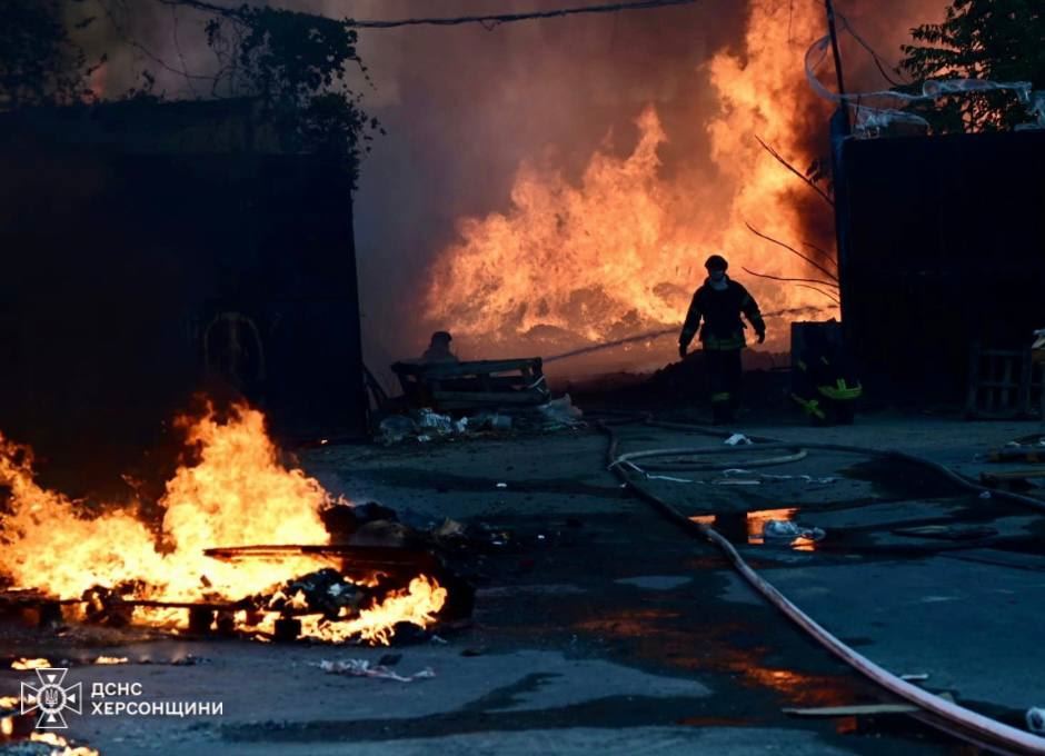 Vigili del fuoco sotto i colpi dell’artiglieria anche durante i soccorsi dopo i raid a Kherson