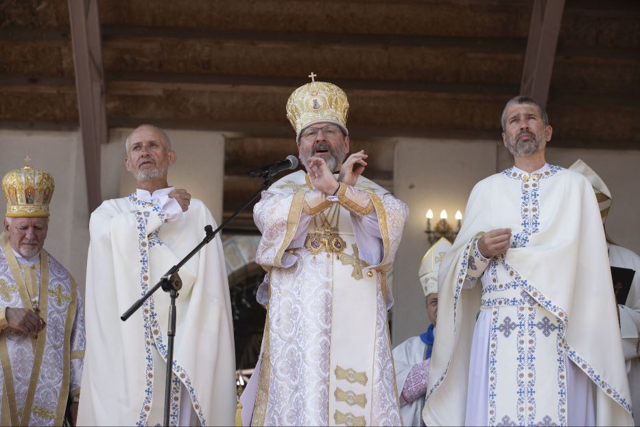 I due religiosi redentoristi tenuti prigionieri dai russi nella prima Messa dopo la liberazione: Bohdan Geleta (a sinistra) e Ivan Levitskyi (a destra). A sinistra, l'arcivescovo Sviatoslav Shevchuk