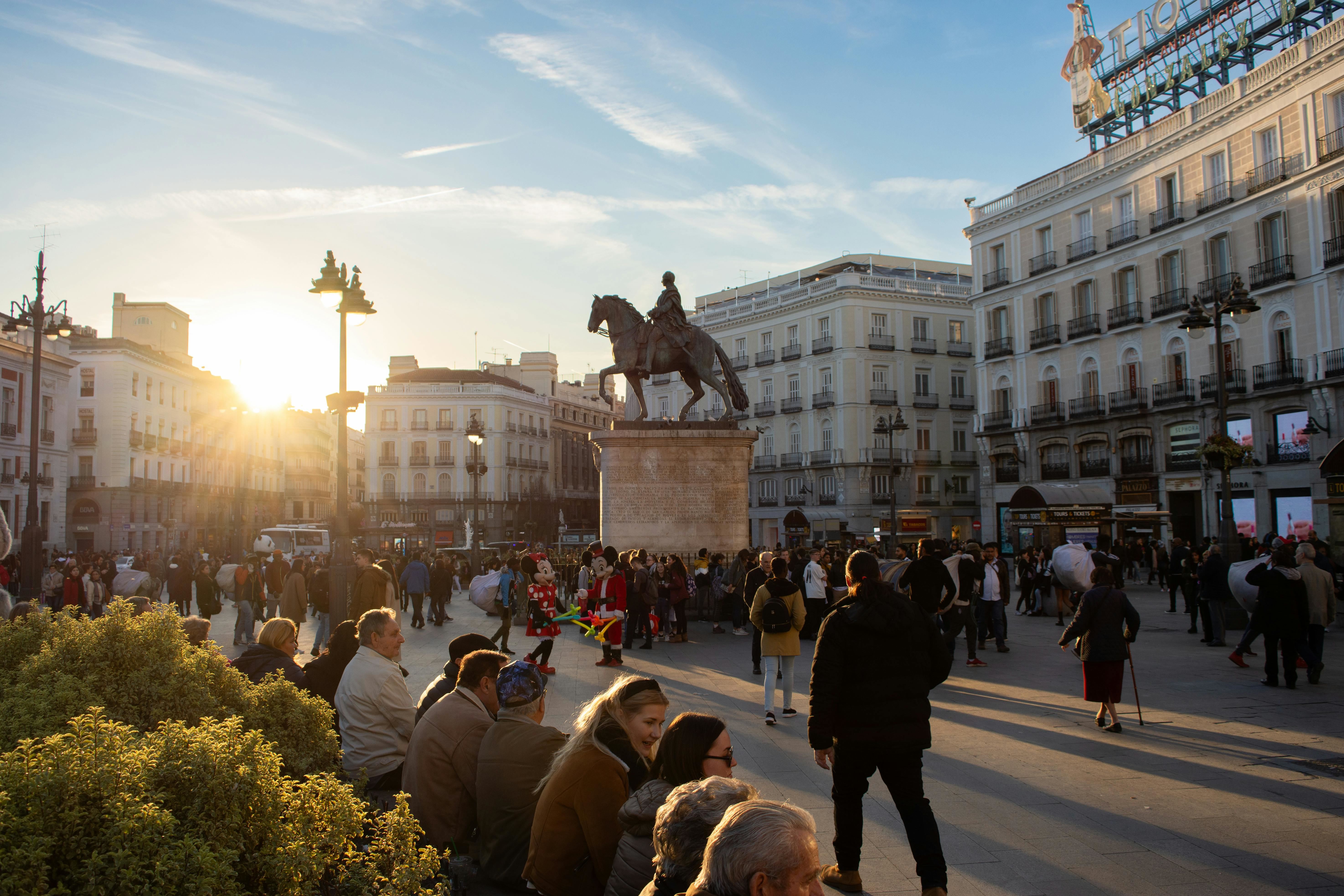 Turisti a Plaza Mayor, la piazza più celebre di Madrid