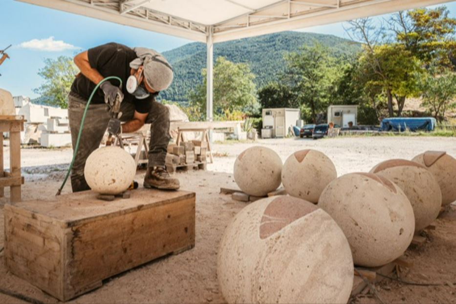 Le pietre parlanti di Assisi. Nella scultura viene inserito un beacon digitale che permette di vivere esperienze multiusensoriali