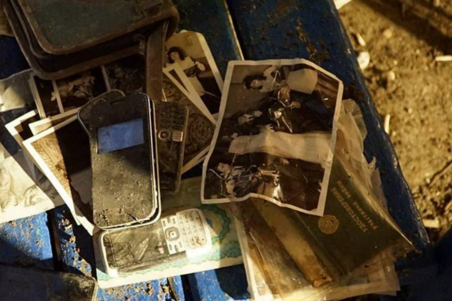 Documenti e cellulari tra le macerie del palazzo distrutto