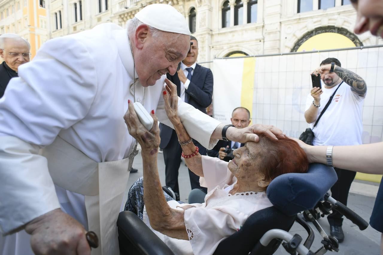 Il saluto tra il Papa e la signora Maria di 111 anni
