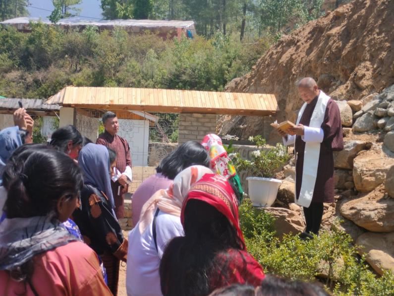 Un momento di preghiera guidato da padre Kinsley Tshering