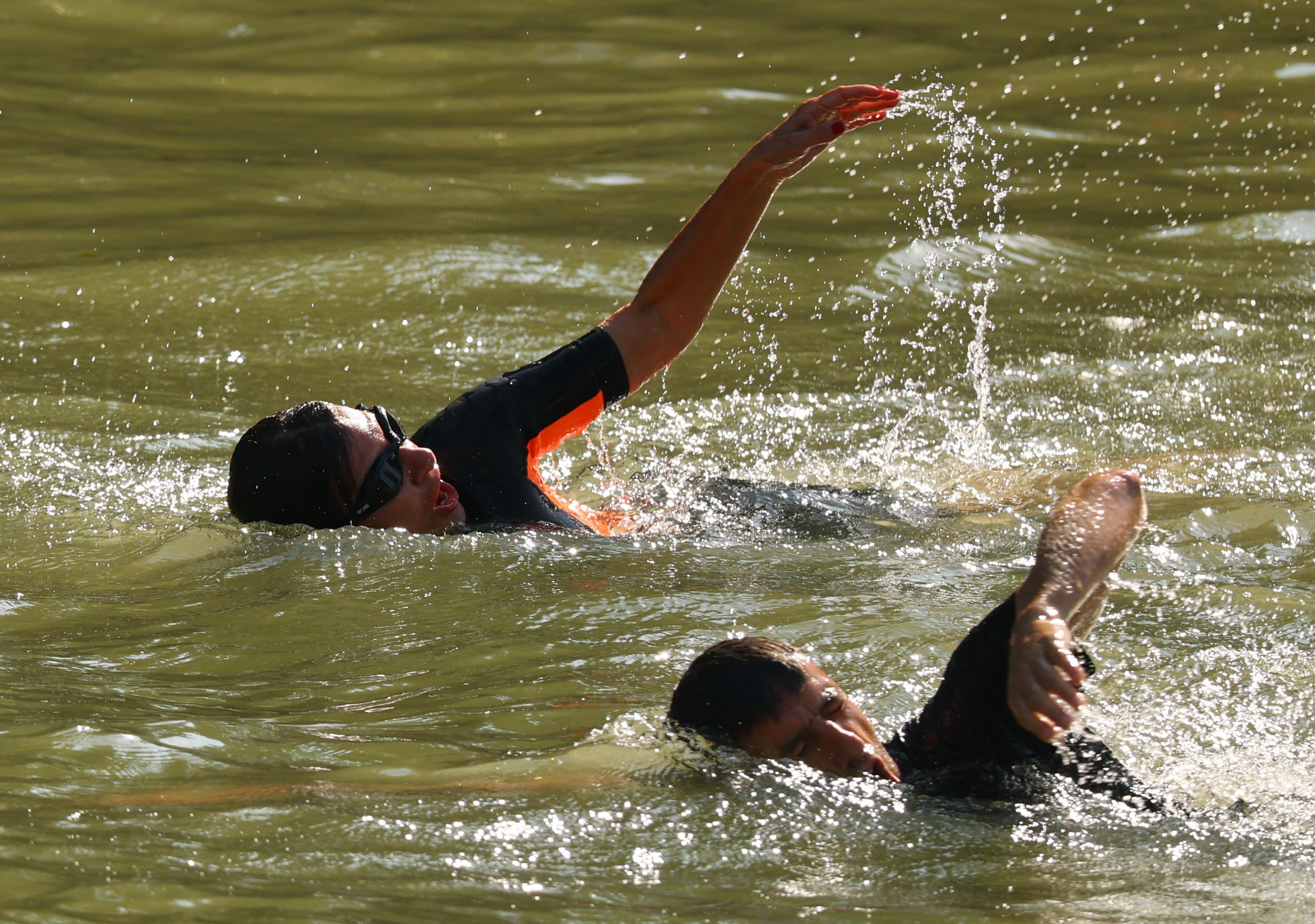 La nuotata di Hidalgo nelle (verdi) acque della Senna