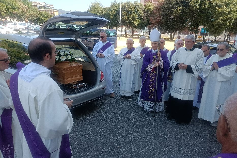 La Spezia: il feretro di don Savoca, nel momento del commiato all'esterno della Cattedrale