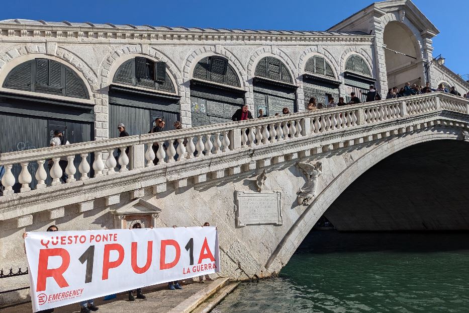 Al Ponte di Rialto su Canal Grande a Venezia