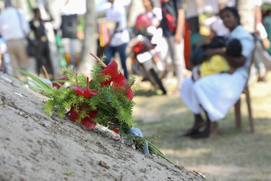 I mazzi di fiori lasciati sulle dune di sabbia