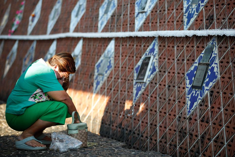 Le preghiere per i propri cari in uno dei memoriali dello tsunami del 2004