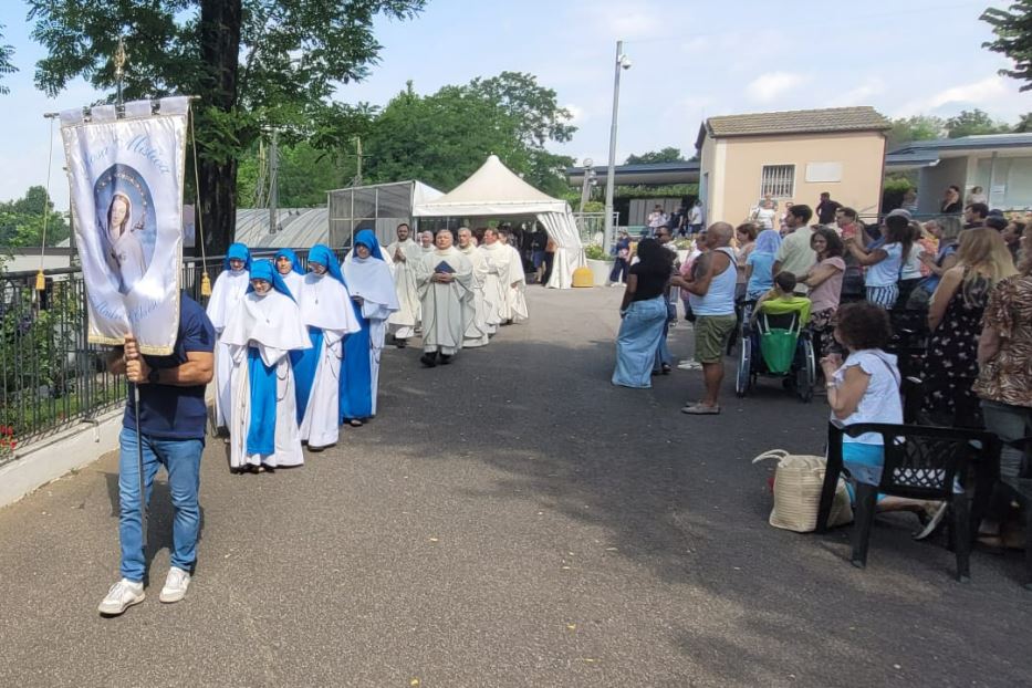 La processione del fine settimana al santuario di Maria Rosa Mistica