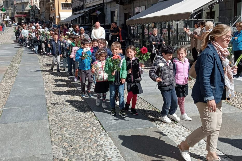 La processione dei bambini di Varallo Sesia, ciascuno con un fiore, dietro all'Immacolata