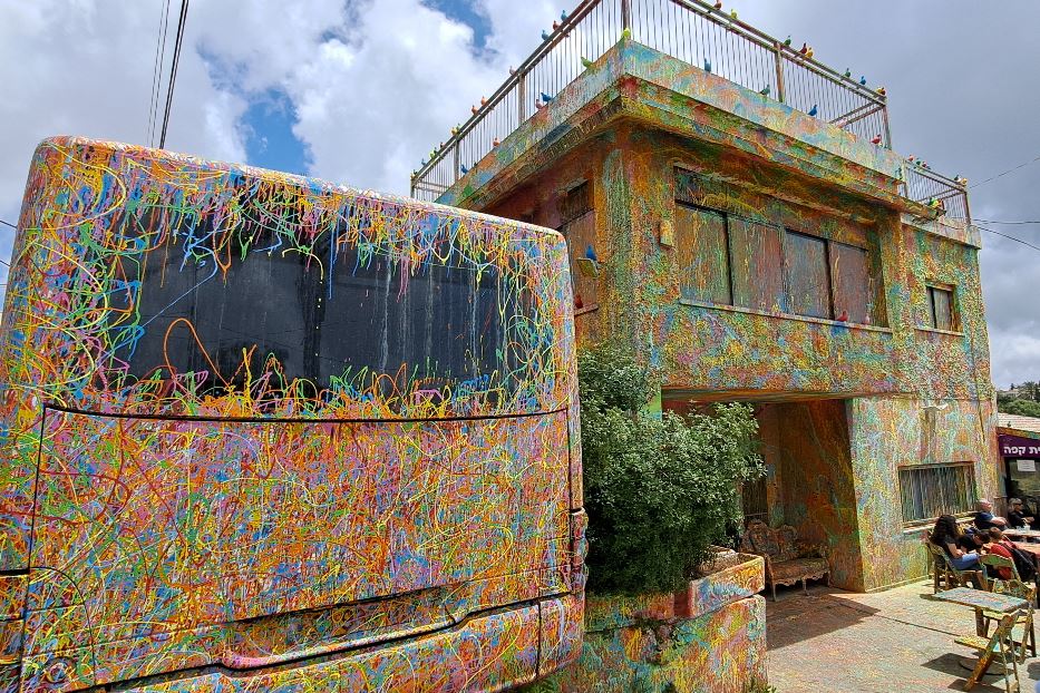 L'esterno della 'casa dei colori' dell'artista druso Sam Halaby