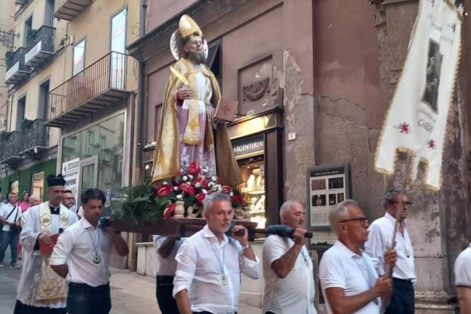 La processione con la statua di sant'Agostino