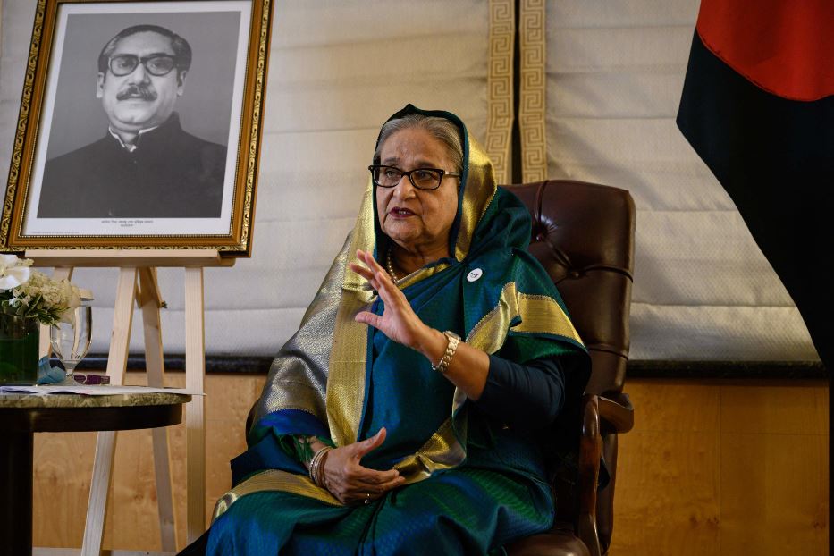 La premier del Bangladesh, Sheikh Hasina, in un'immagine di repertorio: avrebbe dato le dimissioni e sarebbe stata portata in elicottero in India