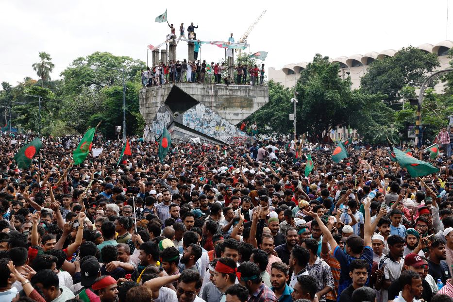 La folla esultante nelle strade di Dacca dopo la notizia delle dimissioni della premier contestata