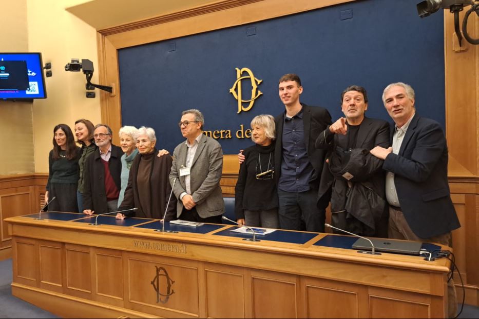 Foto di gruppo dei promotori alla presentazione alla Camera