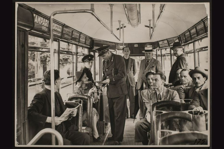 Controllore e bigliettario a bordo del tram tipo 1928. Anno 1941