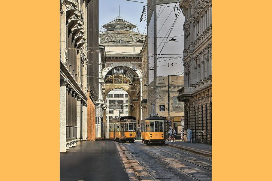 La svolta del tram in via Tommaso Grossi. Alle spalle la Galleria Vittorio Emanuele