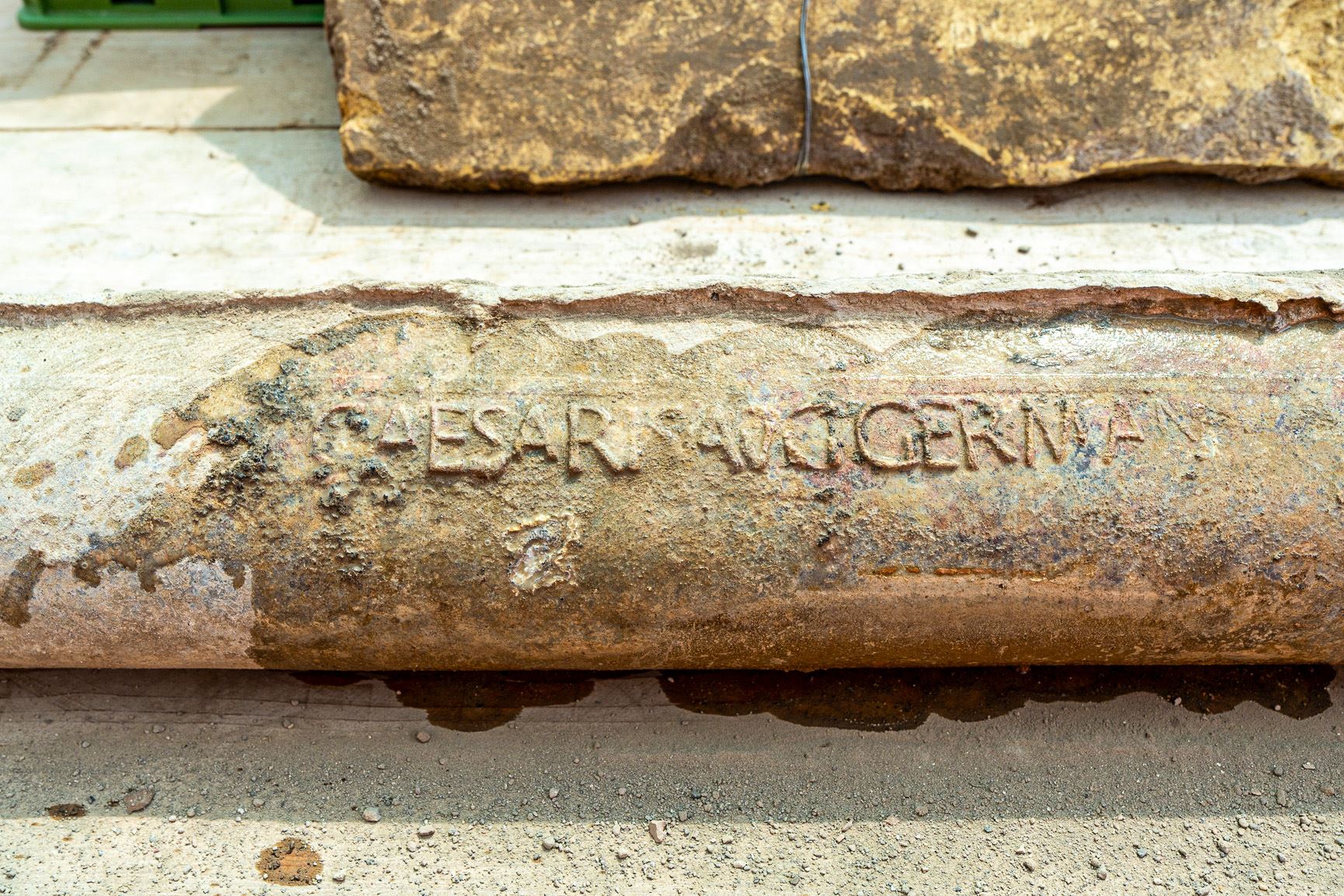 Il tubo in piombo con l'iscrizione 'C(ai) Cæsaris Aug (usti) Germanici', cioè Caligola