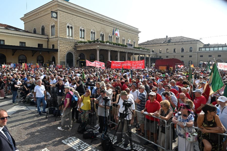 La manifestazione davanti la stazione