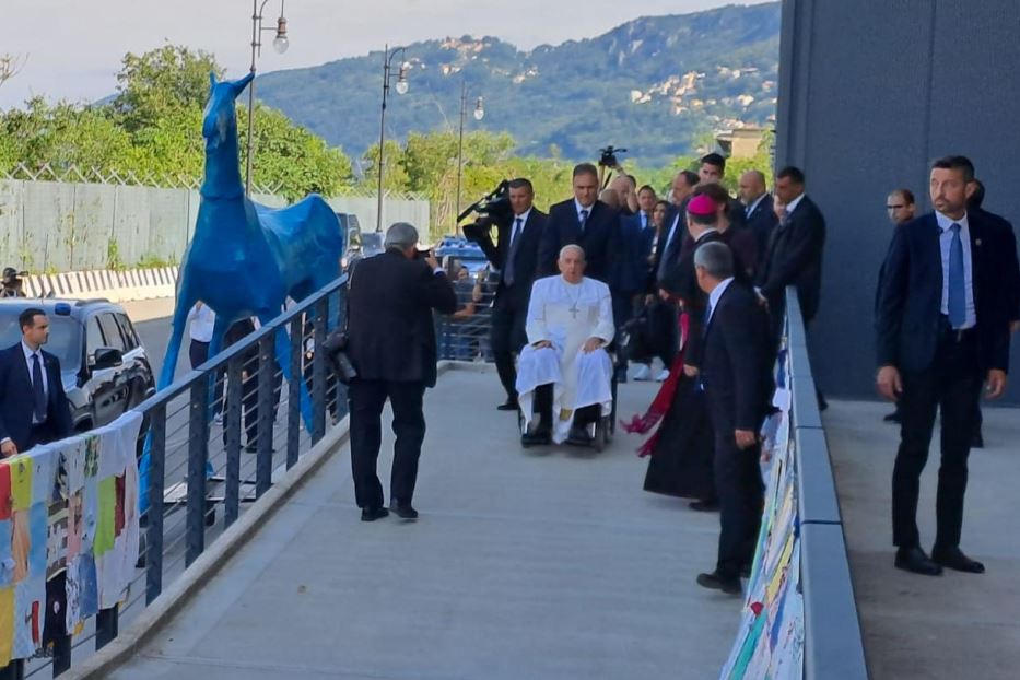 L'arrivo del Papa al Convention centre e Marco Cavallo lì accanto