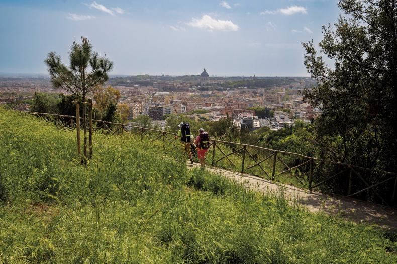 Pellegrini in arrivo a Roma sulla Via Francigena