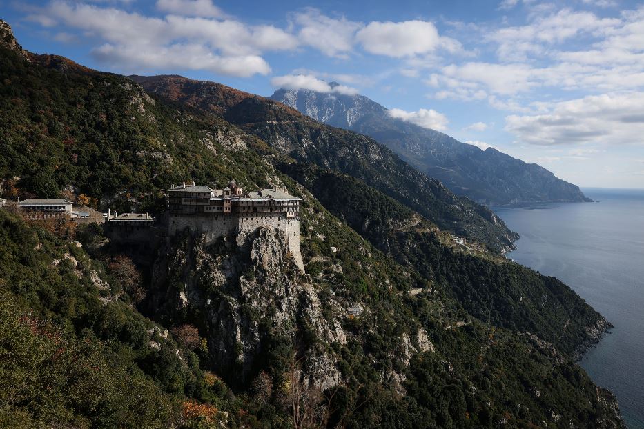 Il monastero Simon Petras: sono una ventina i monasteri dell'Athos, riuniti in 12 skite (comunità di monaci) e in circa 250 celle (eremi isolati). Accolgono in totale 1.500 monaci