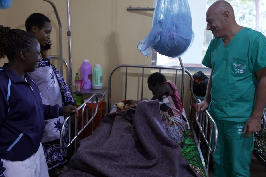 Alberto Rigolli nel reparto maternità di uno degli ospedali dove ha prestato servizio in Africa