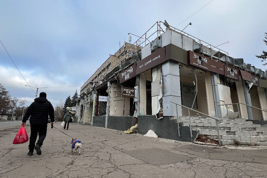 Le strade deserte con i segni dei bombardamenti russi a Kramatorsk, l'ultima grande città ancora libera nella regione di Donetsk