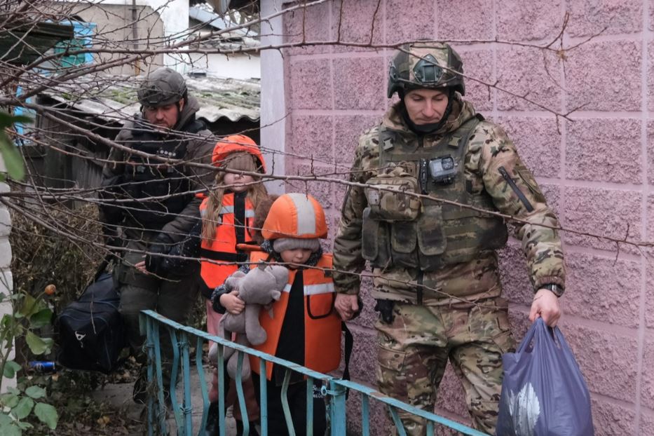 I poliziotti della squadra “Angeli bianchi” evacuano i bambini dai villaggi lungo il fronte nella regione di Donetsk