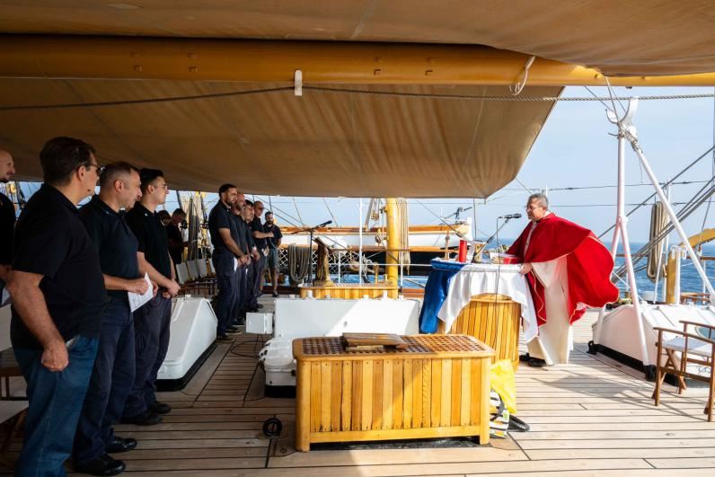 La Messa celebrata dal cappellano don Mauro il 4 dicembre, giorno di Santa Barbara