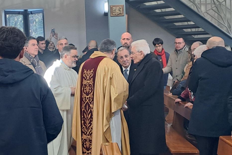 L'ingresso di Mattarella nella parrocchia di Caivano