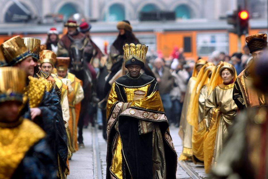 Una rappresentazione dell'Epifania, con l'arrivo dei Re Magi, in piazza Duomo a Milano